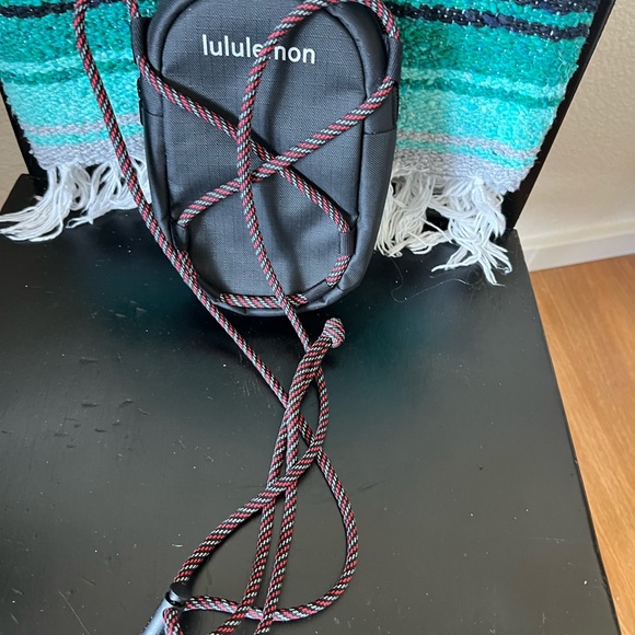 Lululemon phone side body!!📱❤️🖤 - Picture 3 of 7